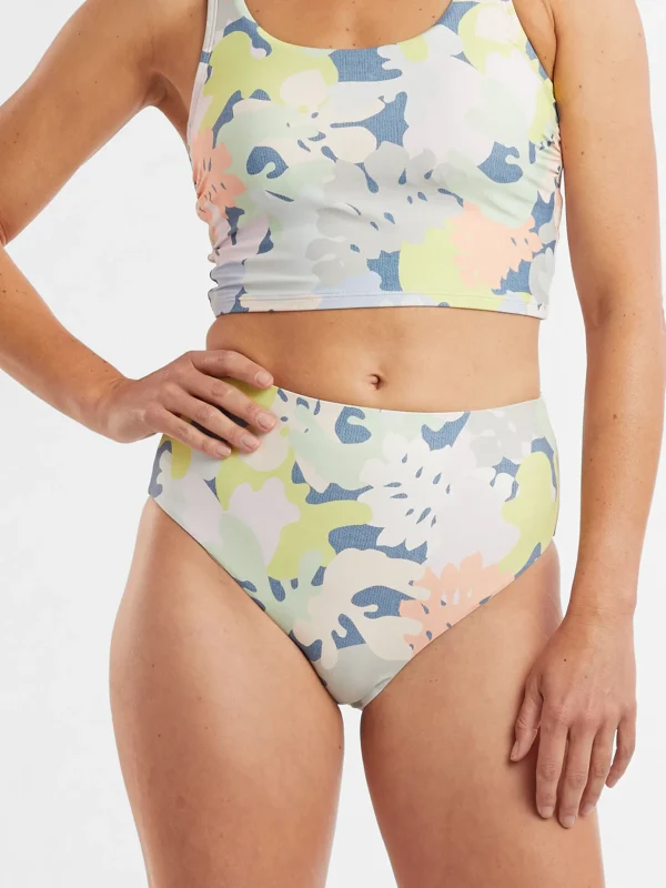 Streamline High Waisted Bikini Bottom - Barrier Reef>Title Nine Hot